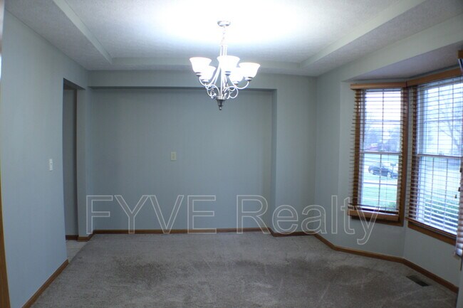 Building Photo - 7400 Fairfield Lakes Dr