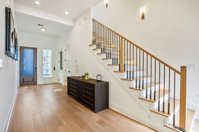 Building Photo - Luxurious 3-Bedroom Townhome with Elevator...