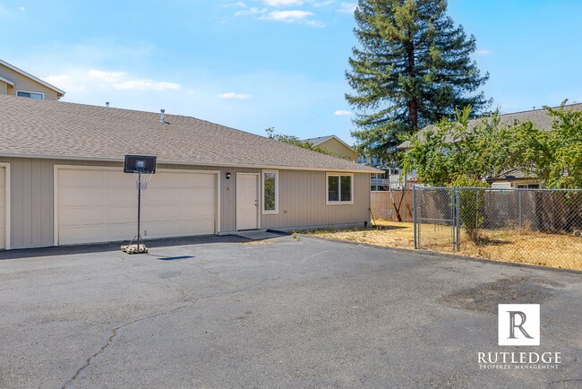 Foto del edificio - Central Point Duplex / Fenced Backyard / Off Street with 2 Car Garage