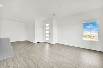 Building Photo - 600 N Carriage Hill Dr