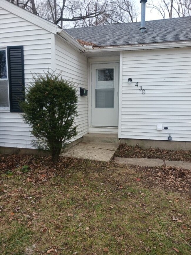 Building Photo - 430 Sara St