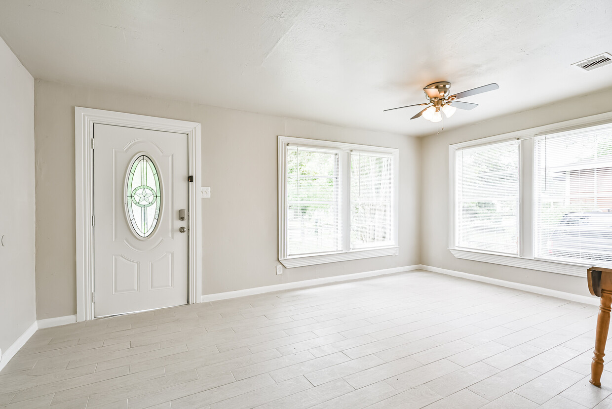 Living room with Natural Light - 5017 Boicewood St