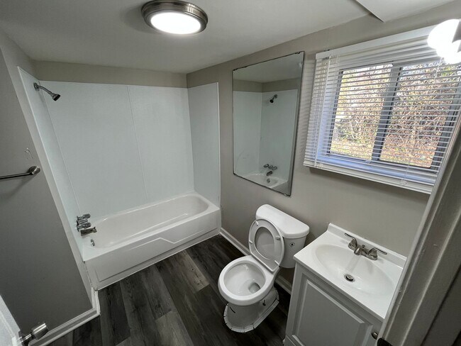 Foto del edificio - Spacious Three Bedroom Slab on Grade Home ...