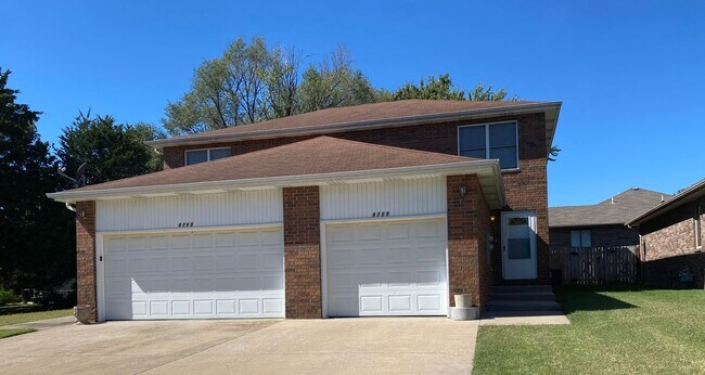 Foto del edificio - Great 2 bedroom 1.5 bathroom  Duplex