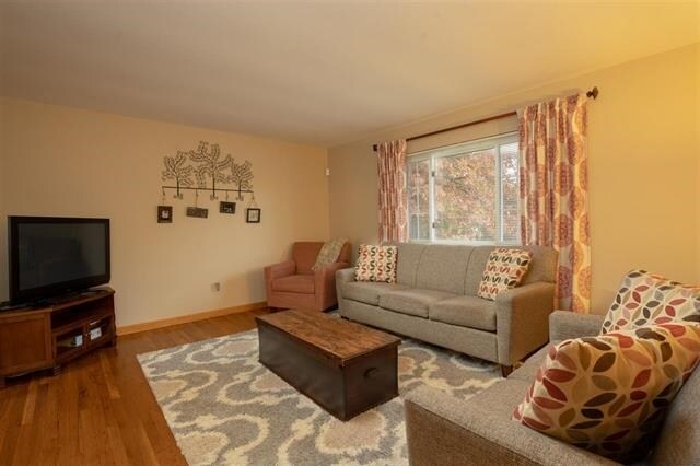 Building Photo - 827 Fawnhill Dr
