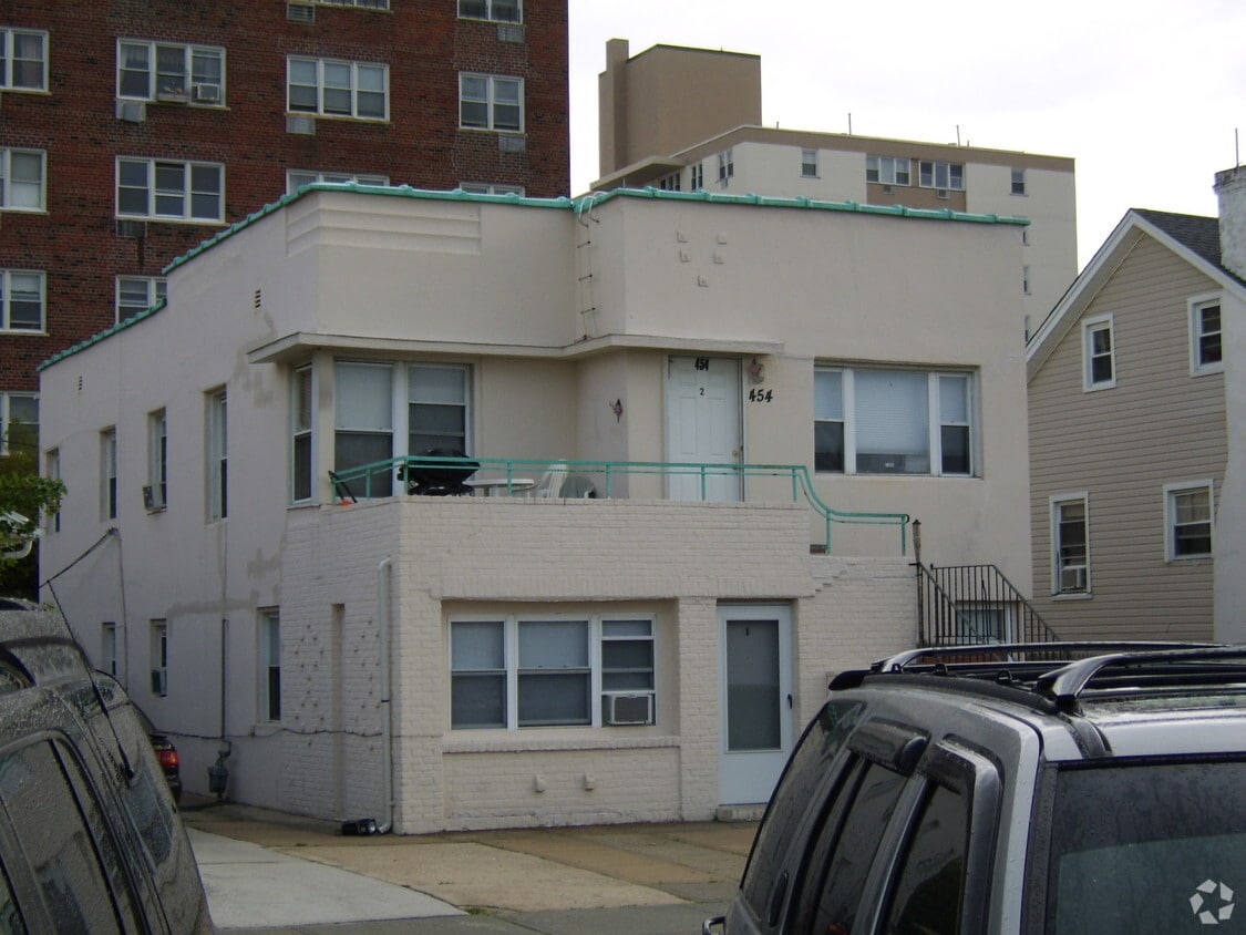 Primary Photo - 454 E Broadway