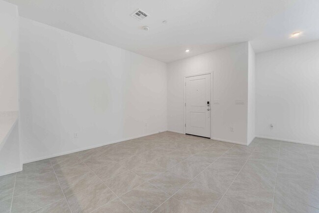 Building Photo - Modern Comfort in a New Townhome!