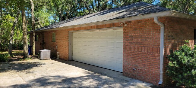 Building Photo - 305 Raintree Trail