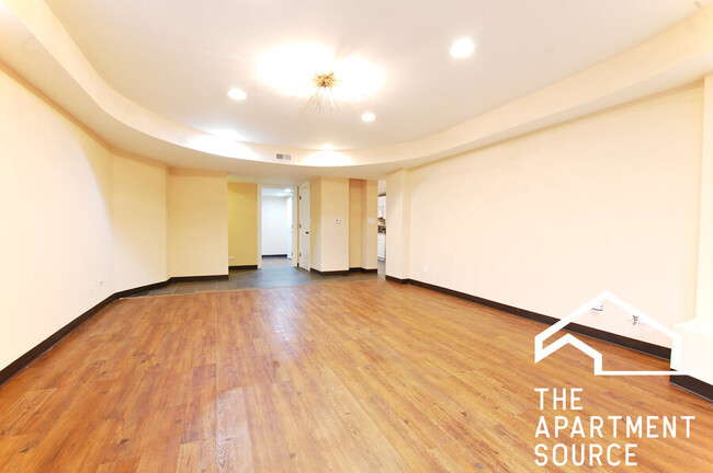 Building Photo - 1352 N La Salle Dr