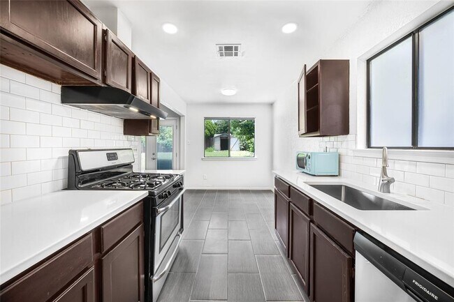 Building Photo - 914 Peggotty Pl