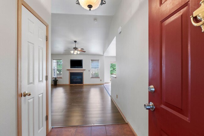 Foto del edificio - 5 Bedroom home in Huntington Hills