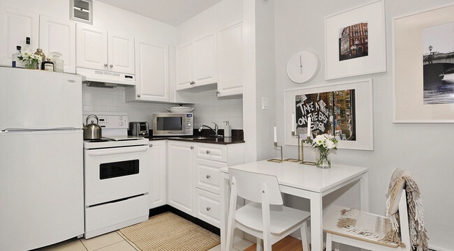 Photo du bâtiment - Hollyburn Court