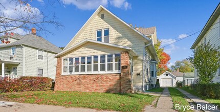 Building Photo - 1350 Davis Ave NW