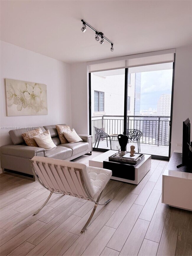 Foto del edificio - 999 SW 1st Ave