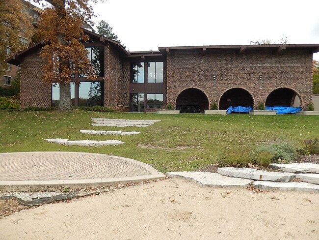 Foto del edificio - 120 Lakeview Dr