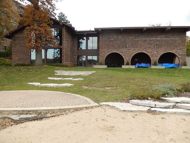 Building Photo - 120 Lakeview Dr