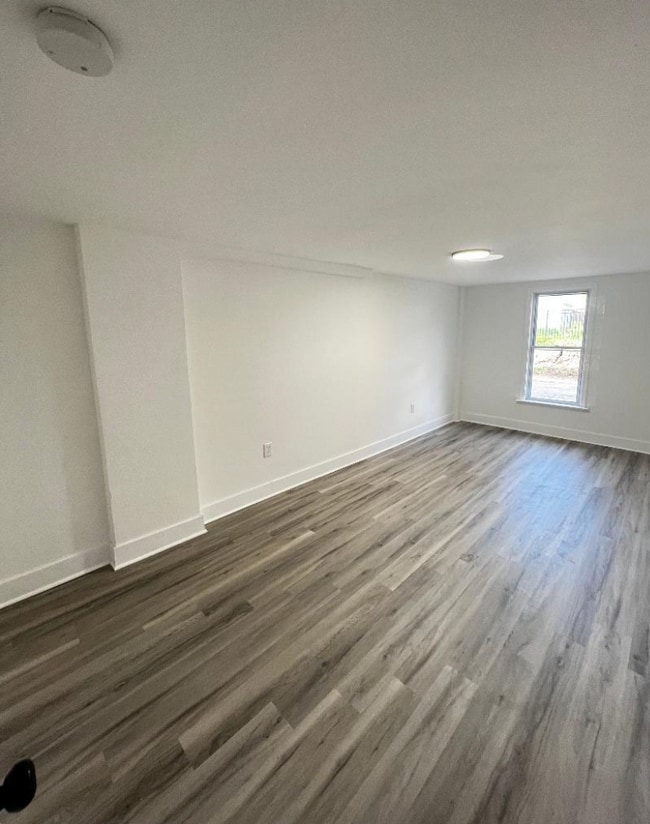 Building Photo - 358 W 21st St