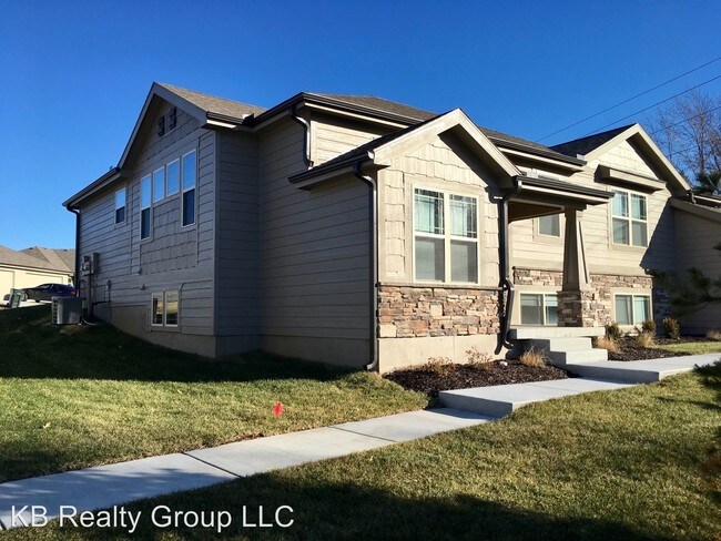 Building Photo - 3 br, 3 bath House - 506 SE Maple Dr