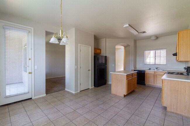 Building Photo - 2600 E Springfield Pl
