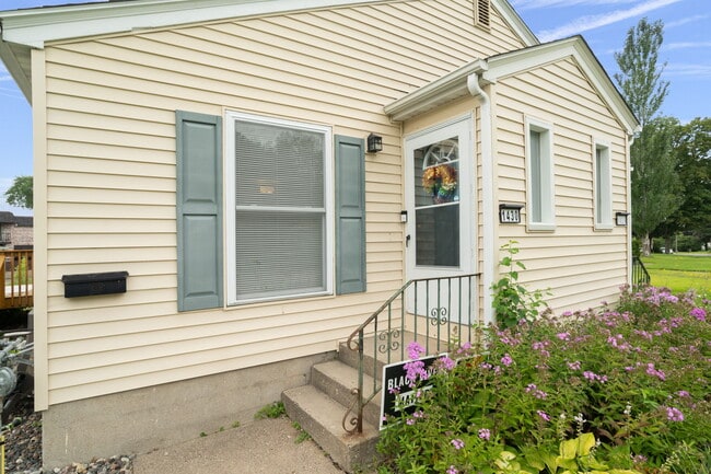 Building Photo - 1430 Lake St NE