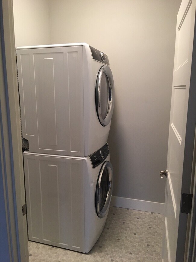 Building Photo - Modern 2 Bed & 2 Bath Townhouse Minutes aw...