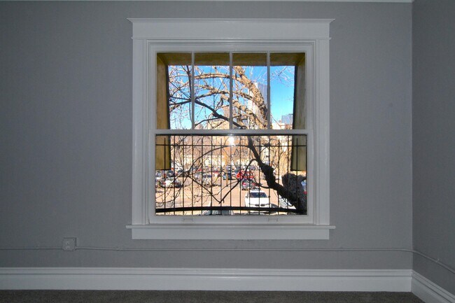 Building Photo - 132 W 11th Ave