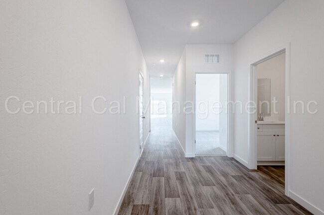 Building Photo - 4 Bedroom, 2 Bath Home with Solar in the S...