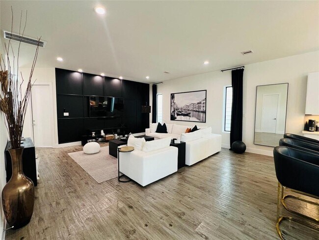 Foto del edificio - 2223 Padron Pl
