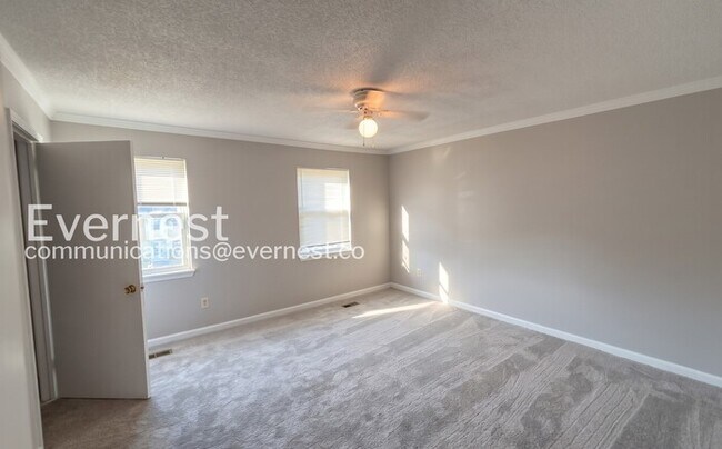 Foto del edificio - Modern Town Home with Off-Street Parking and Spacious Deck | Pet friendly | Available Now!