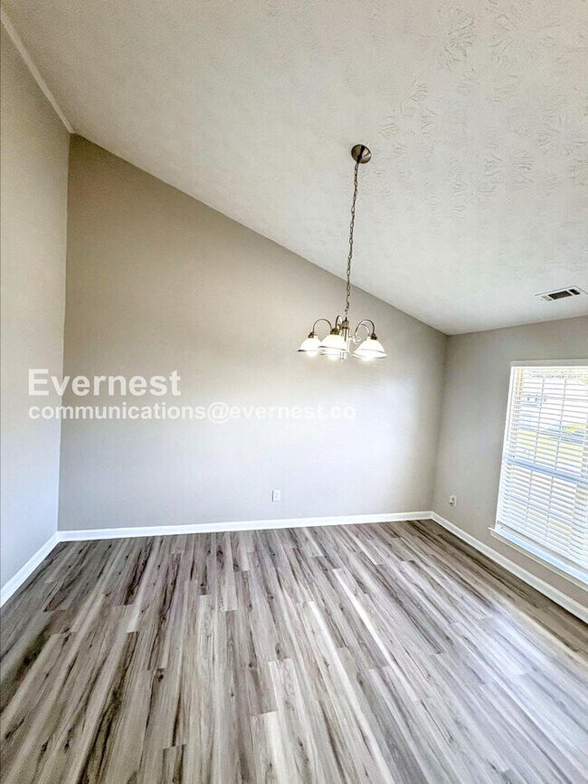 Building Photo - Limited Time Special Offer / 5 Bed, 3 Bath Home with Garage / Pet-Friendly / Vouchers Accepted / ...