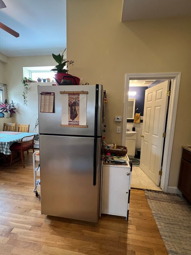 Building Photo - 1298 Broadway