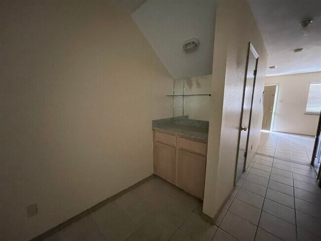 Foto del edificio - 8915 McPherson Rd