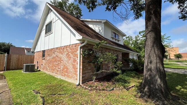 Foto del edificio - 14406 Roundstone Ln