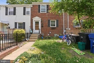 Building Photo - 2953 Sycamore St