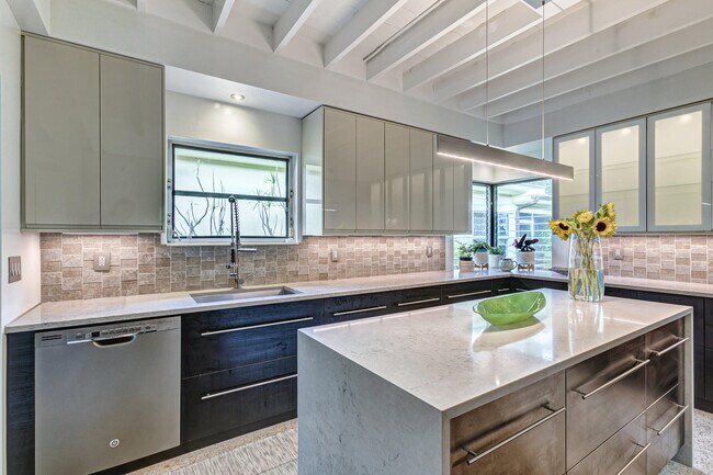 Foto del edificio - 626 N Lakeside Dr