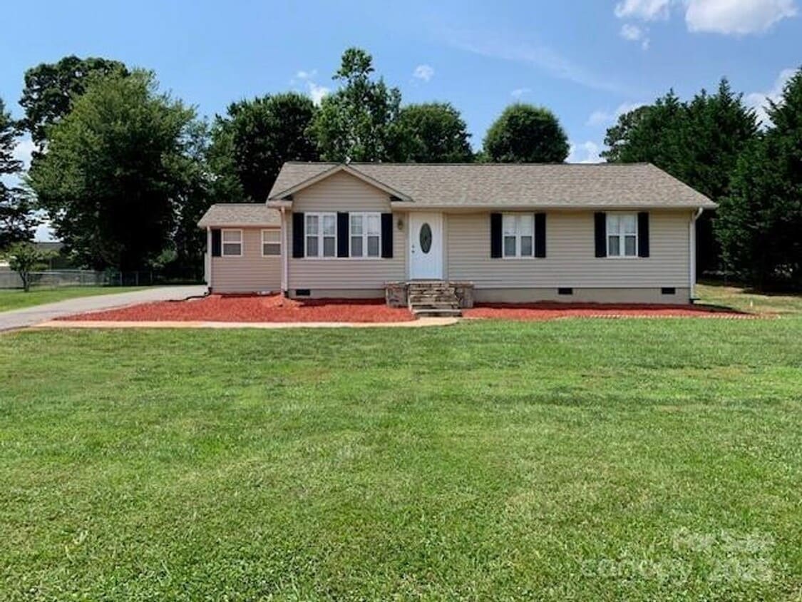 Primary Photo - Move-In Ready 3BR/2BA with New Appliances ...
