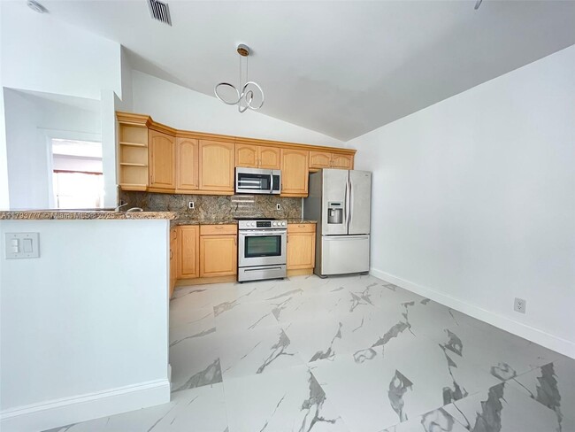 Foto del edificio - 211 E Riverbend Dr