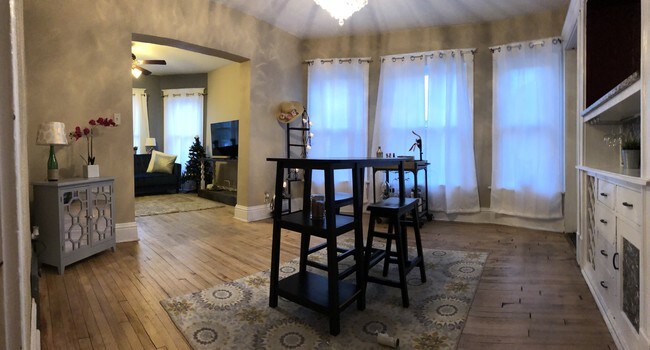 Comedor - 2119 E Bradford Ave