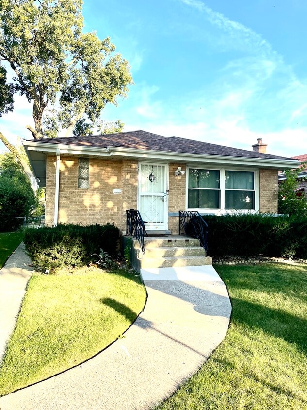 8339 Lawndale Ave, Skokie, IL 60076 House Rental in Skokie, IL