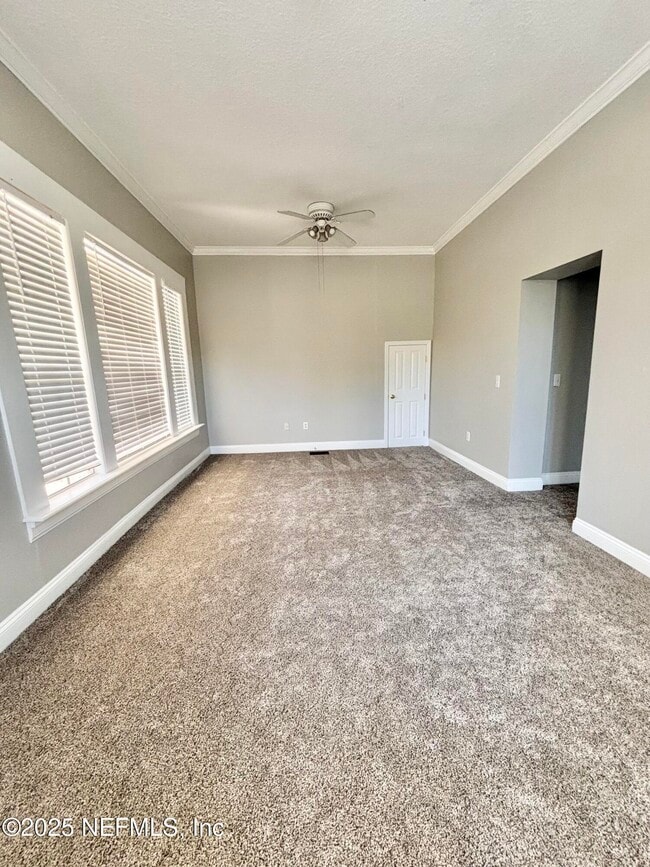 Foto del edificio - 311 E 6th St