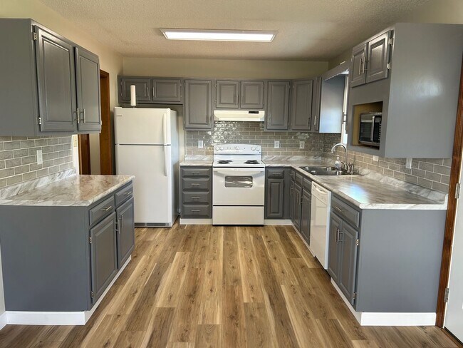 Foto del edificio - 3 Bedroom / 3 Bath Brick Home - Gray TN