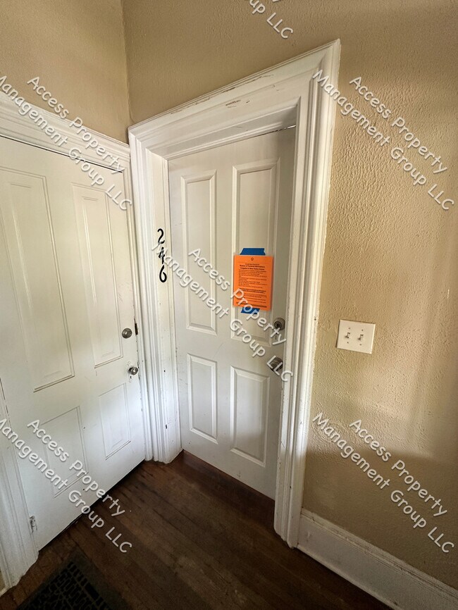 Building Photo - East Hills Two Bedroom One Bathroom Lower ...