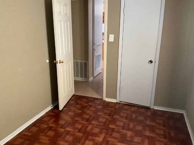 Building Photo - 9626 Bratton Dr