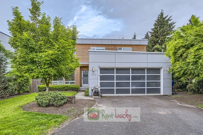 Building Photo - Spectacular 5-Bedroom Seattle Home in Pine...