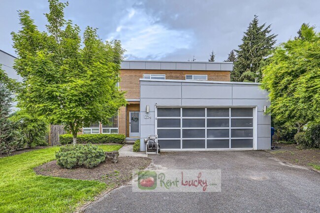 Foto del edificio - Spectacular 5-Bedroom Seattle Home in Pine...