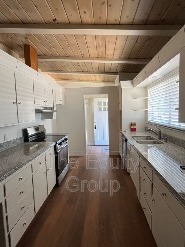 Building Photo - 1116 W Tulare Ave