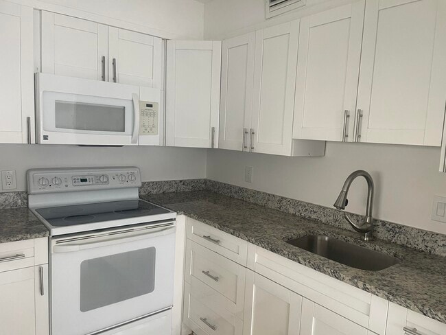 Building Photo - 486 Saxony Dr