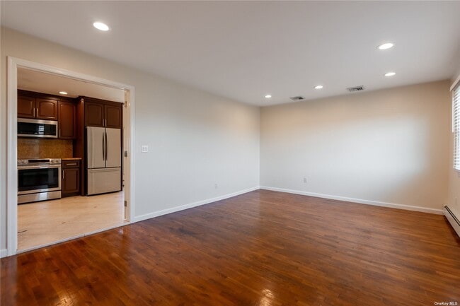 Building Photo - 171 Roslyn Rd