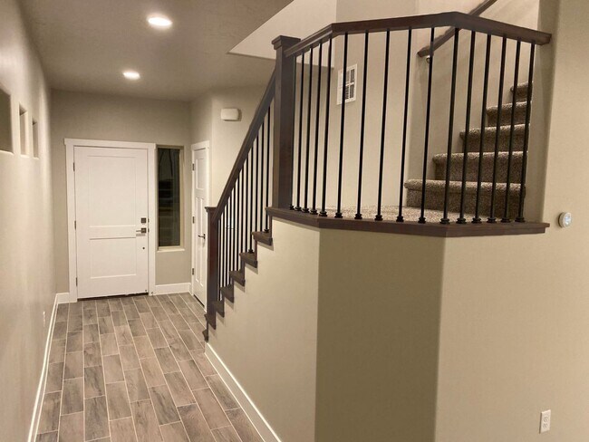Foto del edificio - 3 Bedroom Townhome. Water, Sewer, and Garbage Included!
