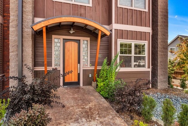 Building Photo - Luxurious Townhouse in NW Bend, 3 Bedrooms...